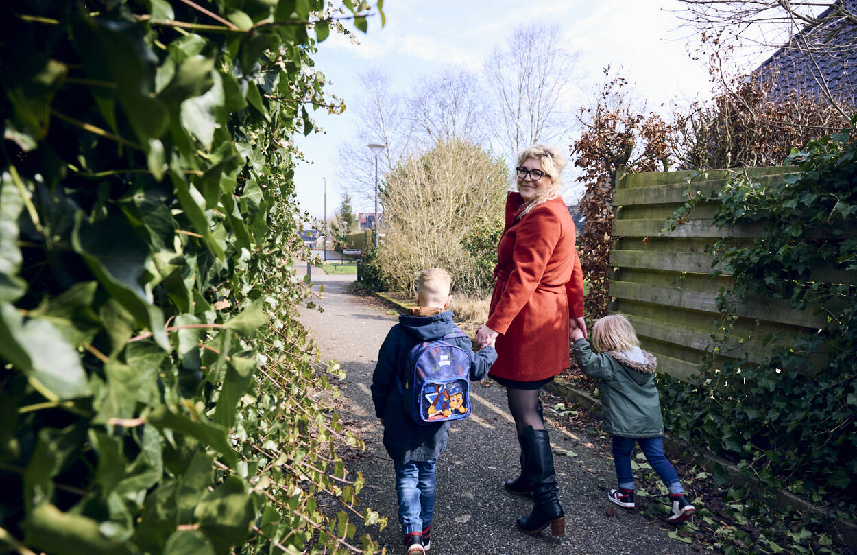 Marjolein brengt de kinderen te voet naar school