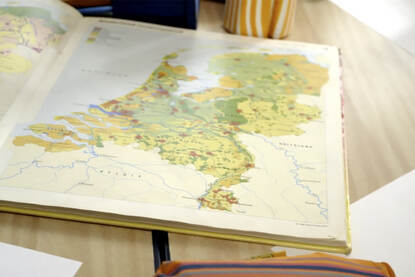 Landkaart van Nederland in een opengeslagen boek